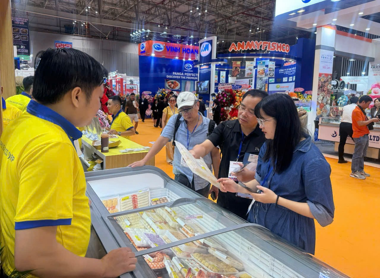 TP. Hồ Chí Minh đẩy mạnh kích cầu tiêu dùng và tăng cường kiểm soát hàng giả