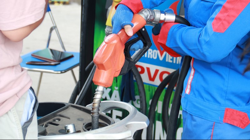 Ngày 22/8: Giá xăng dầu trong nước biến động trái chiều, thế giới tăng