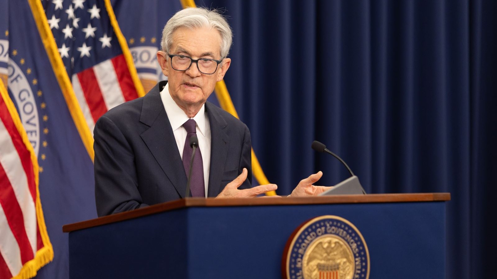 Fed để ngỏ khả năng cắt giảm lãi suất trước sức ép từ Tổng thống Donald Trump