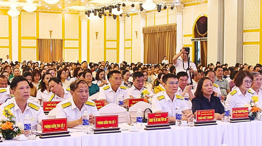 Thuế tỉnh Thái Nguyên tập huấn về hóa đơn điện tử cho 1.300 doanh nghiệp Thuế tỉnh Thái Nguyên tập huấn về hóa đơn điện tử cho 1.300 doanh nghiệp