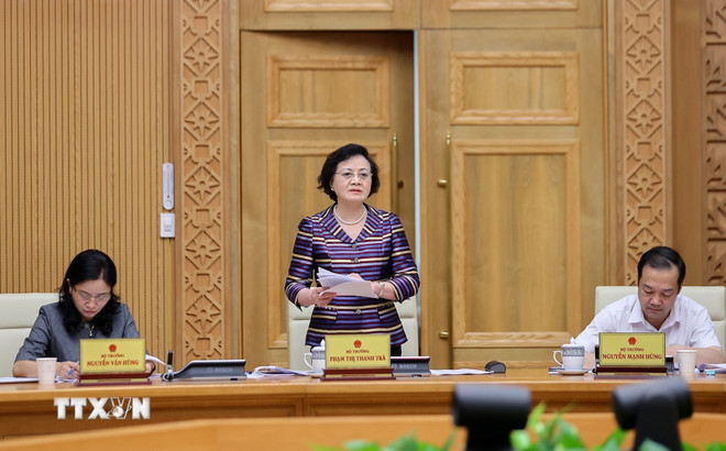 Bộ trưởng Bộ Nội vụ Phạm Thị Thanh Trà báo cáo tình hình thực hiện chính quyền địa phương hai cấp. (Ảnh: Dương Giang/TTXVN) ttxvn-thu-tuong-chu-tri-cuoc-hop-thao-go-vuong-mac-chinh-quyen-dia-phuong-hai-cap3.jpg