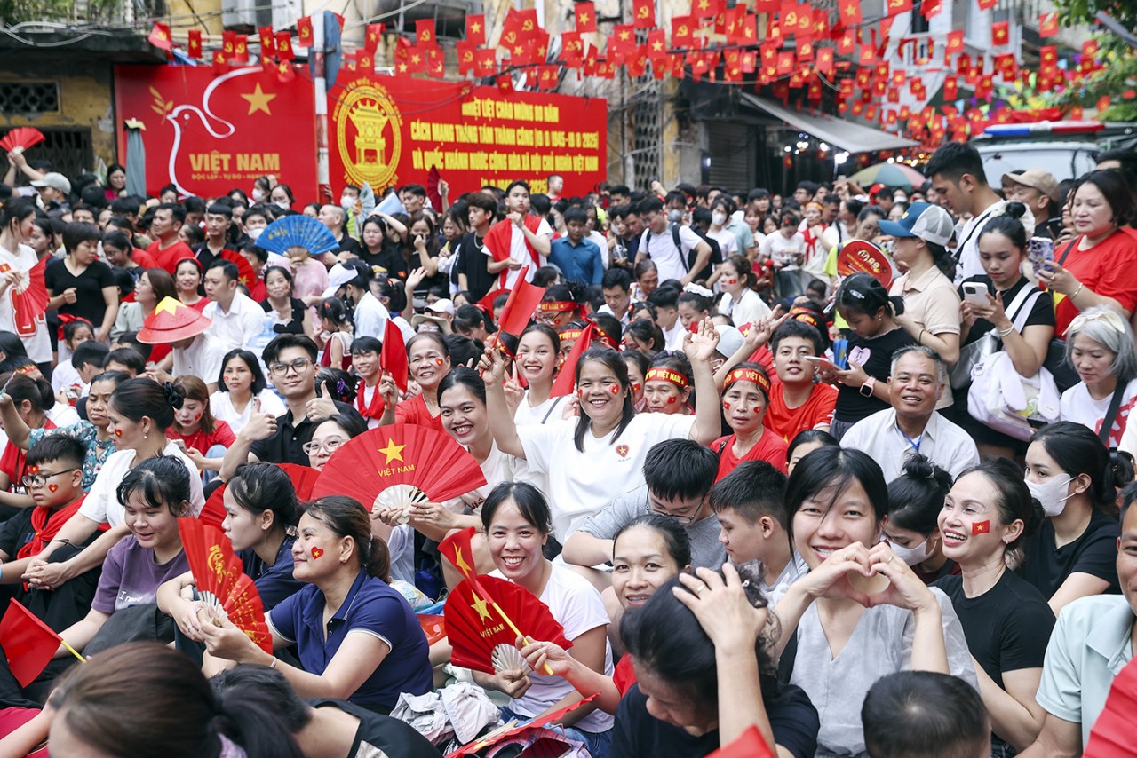 Người dân nồng nhiệt chào đón đoàn diễu binh trên đường phố Hà Nội