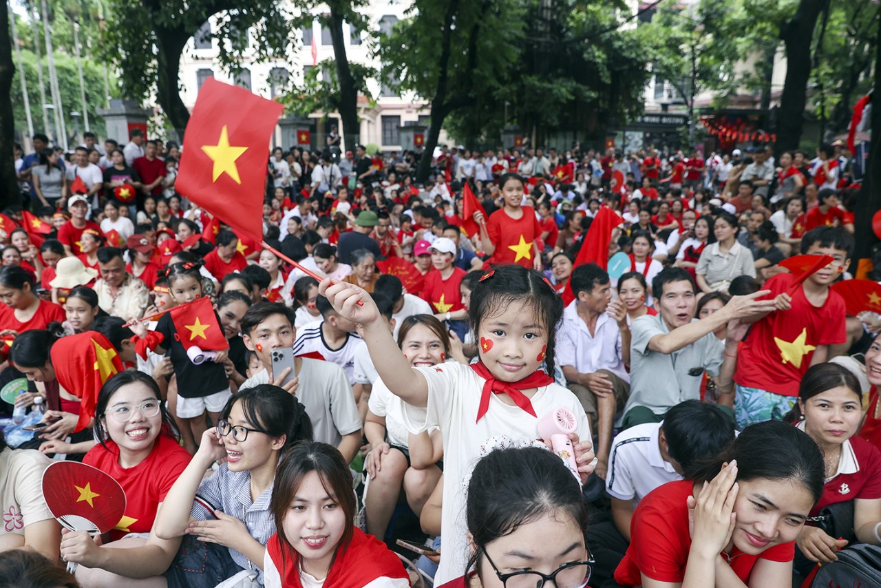 Người dân nồng nhiệt chào đón đoàn diễu binh trên đường phố Hà Nội