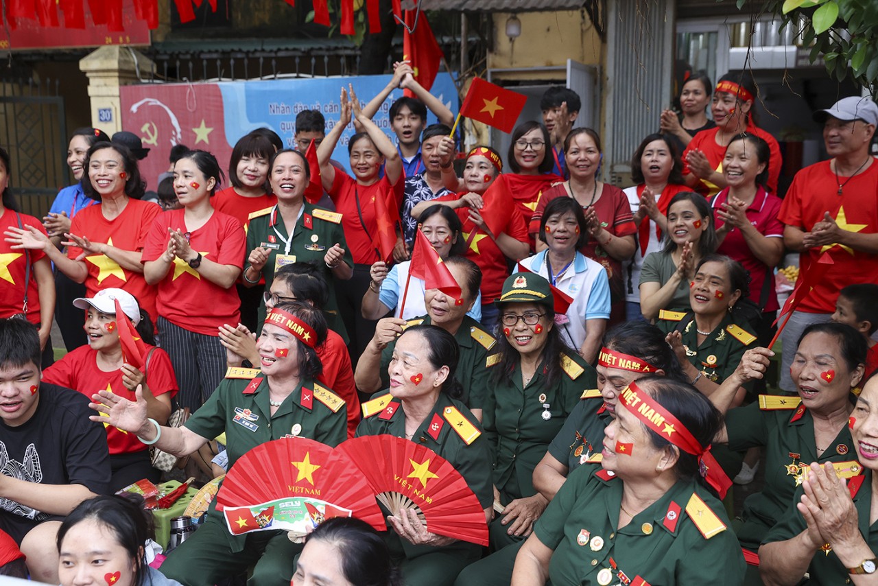 Người dân nồng nhiệt chào đón đoàn diễu binh trên đường phố Hà Nội