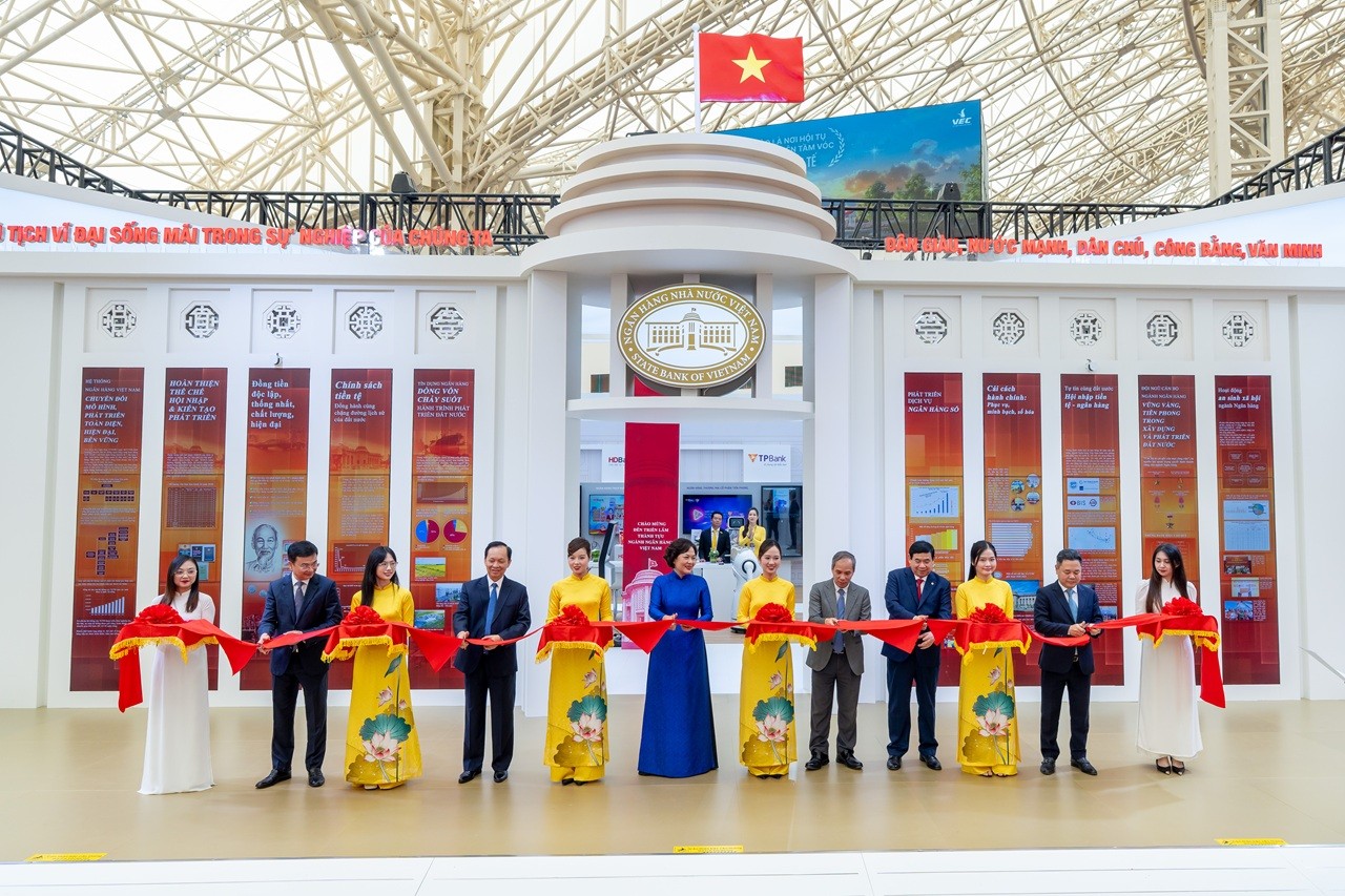 VPBank ghi danh Ngân hàng tiêu biểu trong triển lãm 80 năm thành tựu kinh tế Việt Nam VPBank ghi danh Ngân hàng tiêu biểu trong triển lãm 80 năm thành tựu kinh tế Việt Nam