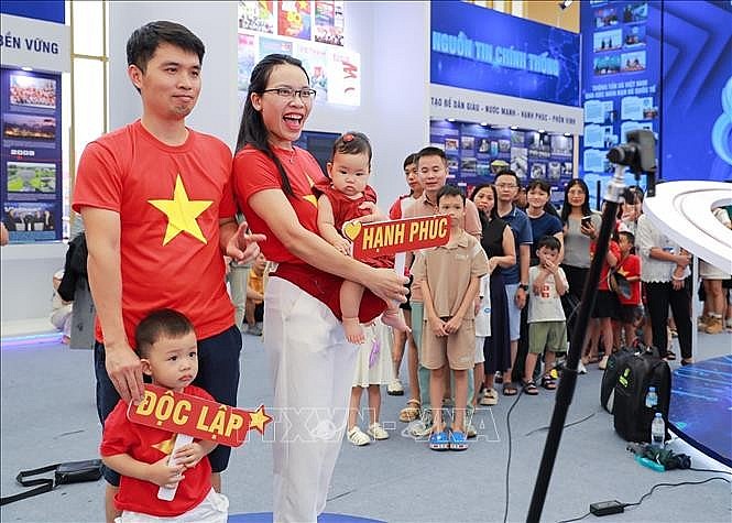 Triển lãm thành tựu đất nước mỗi ngày đón hàng trăm nghìn lượt khách tham quan Triển lãm thành tựu đất nước mỗi ngày đón hàng trăm nghìn lượt khách tham quan