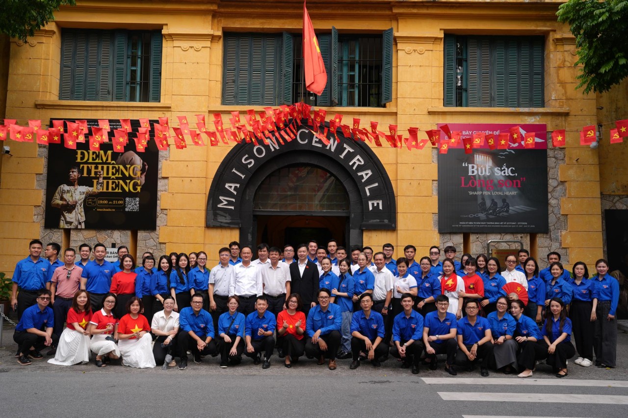 Đoàn thanh niên DATC tham quan Khu di tích Nhà tù Hỏa Lò