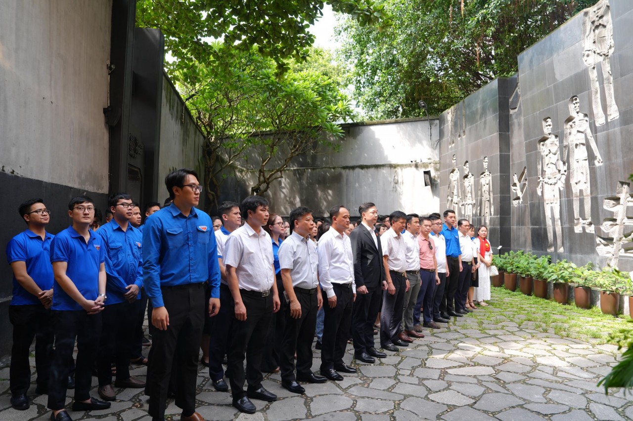 Đoàn thanh niên DATC tham quan Khu di tích Nhà tù Hỏa Lò