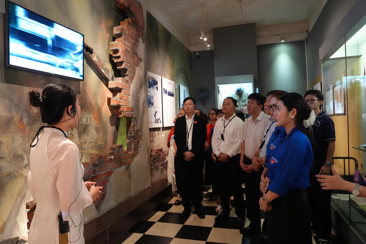 Đoàn thanh niên DATC tham quan Khu di tích Nhà tù Hỏa Lò