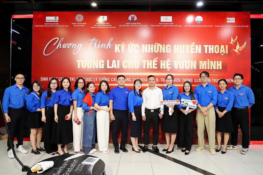 Hơn 400 đoàn viên thanh niên Bộ Tài chính tham gia sinh hoạt chính trị qua phim Mưa đỏ