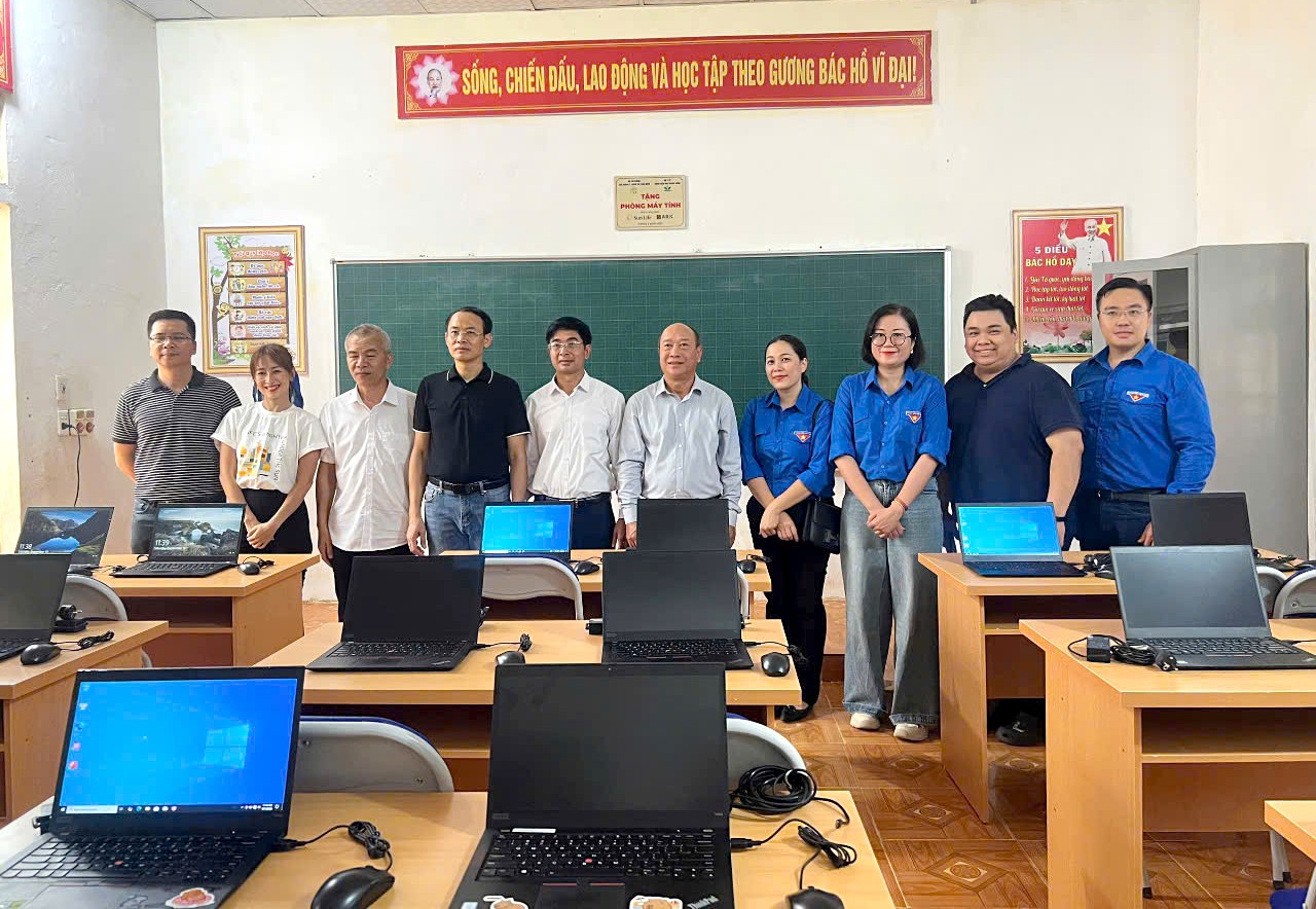 Khám bệnh, phát thuốc miễn phí và tặng quà cho trẻ em xã Huổi Một, tỉnh Sơn La