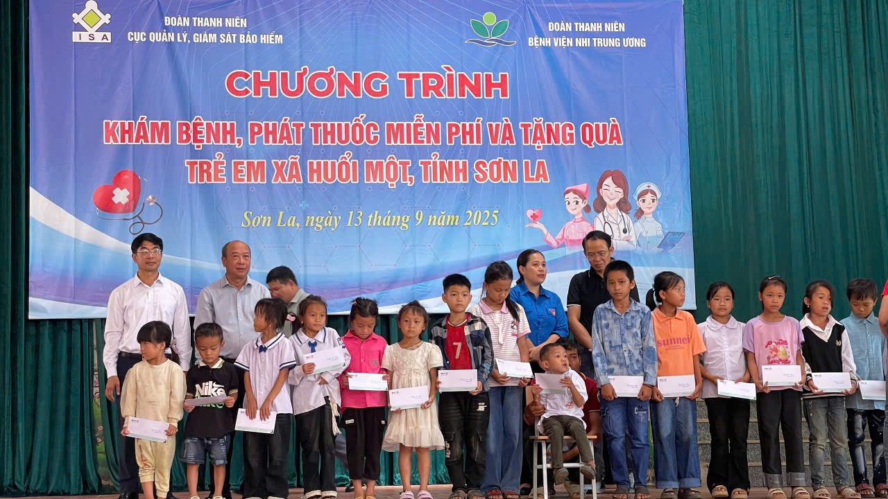 Khám bệnh, phát thuốc miễn phí và tặng quà cho trẻ em xã Huổi Một, tỉnh Sơn La