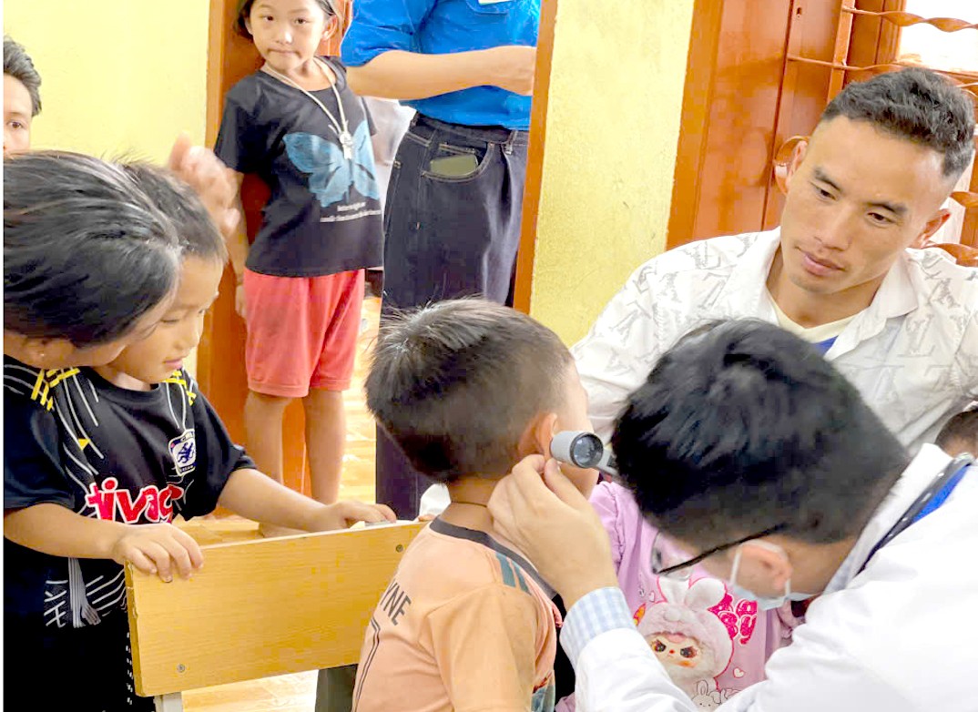 Khám bệnh, phát thuốc miễn phí và tặng quà cho trẻ em xã Huổi Một, tỉnh Sơn La