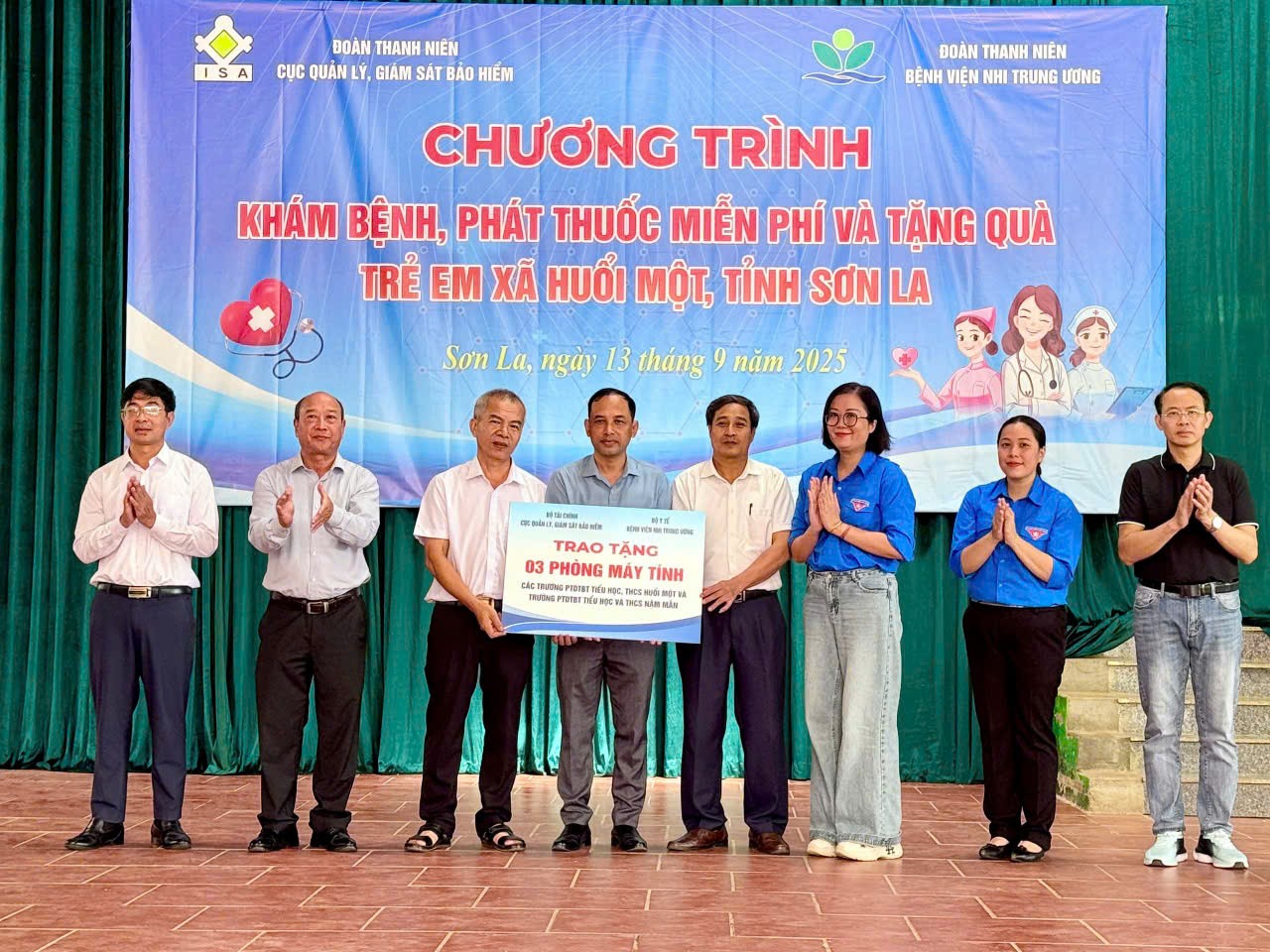 Khám bệnh, phát thuốc miễn phí và tặng quà cho trẻ em xã Huổi Một, tỉnh Sơn La