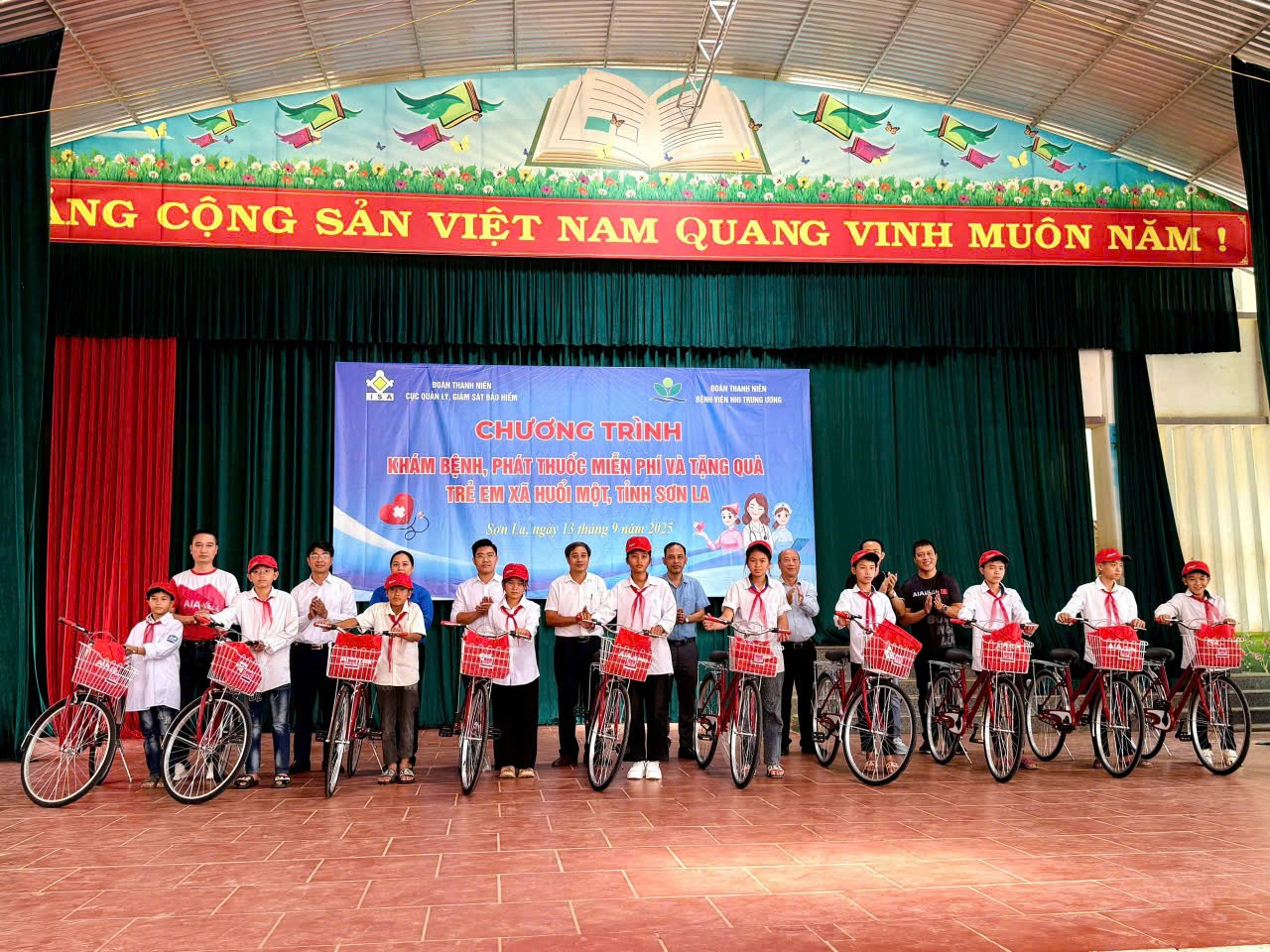 Khám bệnh, phát thuốc miễn phí và tặng quà cho trẻ em xã Huổi Một, tỉnh Sơn La