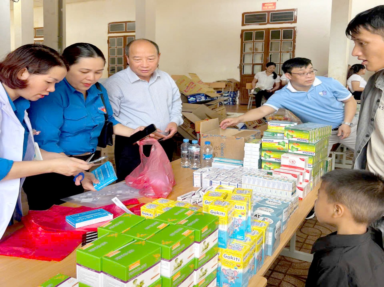 Khám bệnh, phát thuốc miễn phí và tặng quà cho trẻ em xã Huổi Một, tỉnh Sơn La
