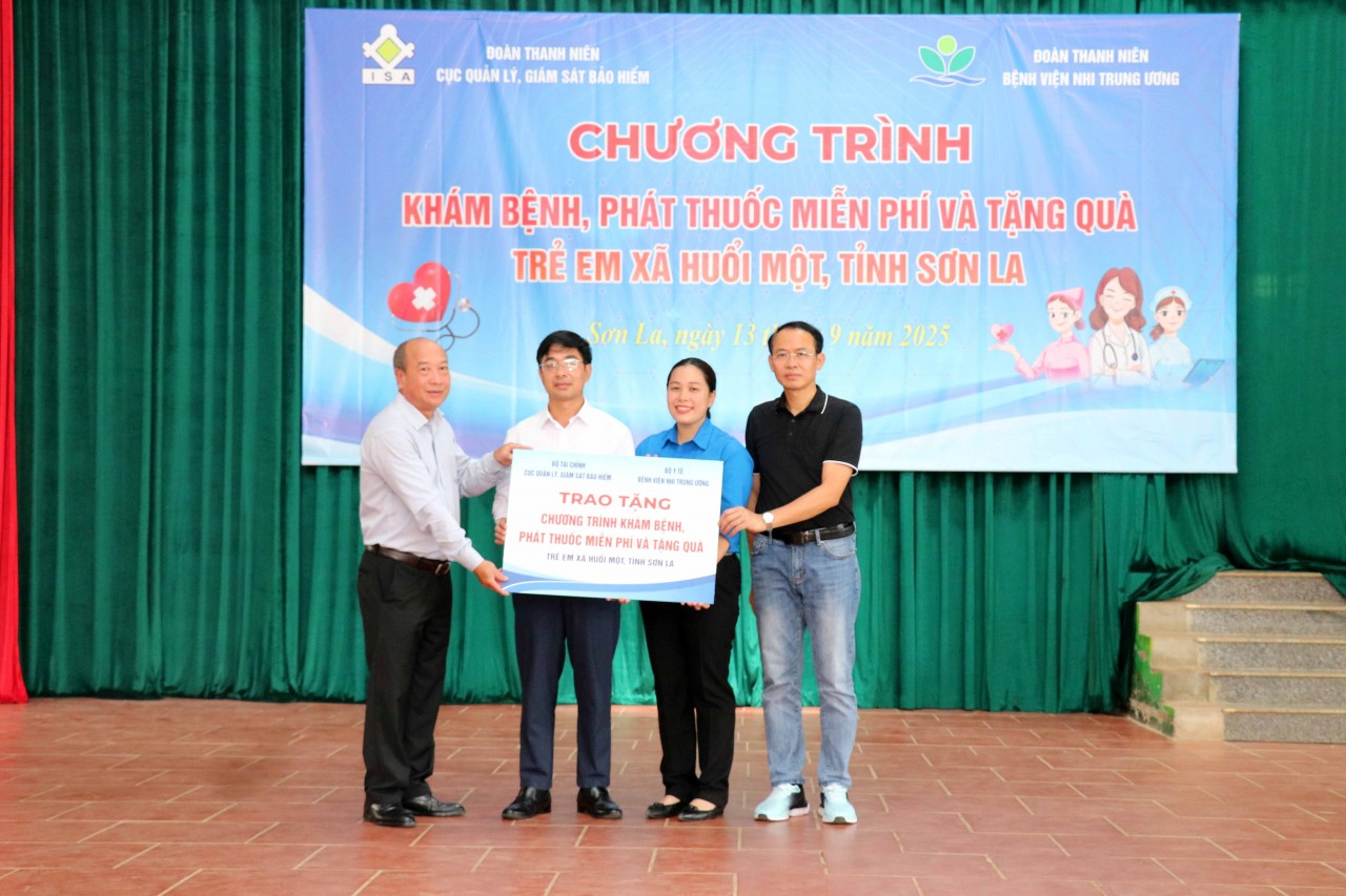 Khám bệnh, phát thuốc miễn phí và tặng quà cho trẻ em xã Huổi Một, tỉnh Sơn La