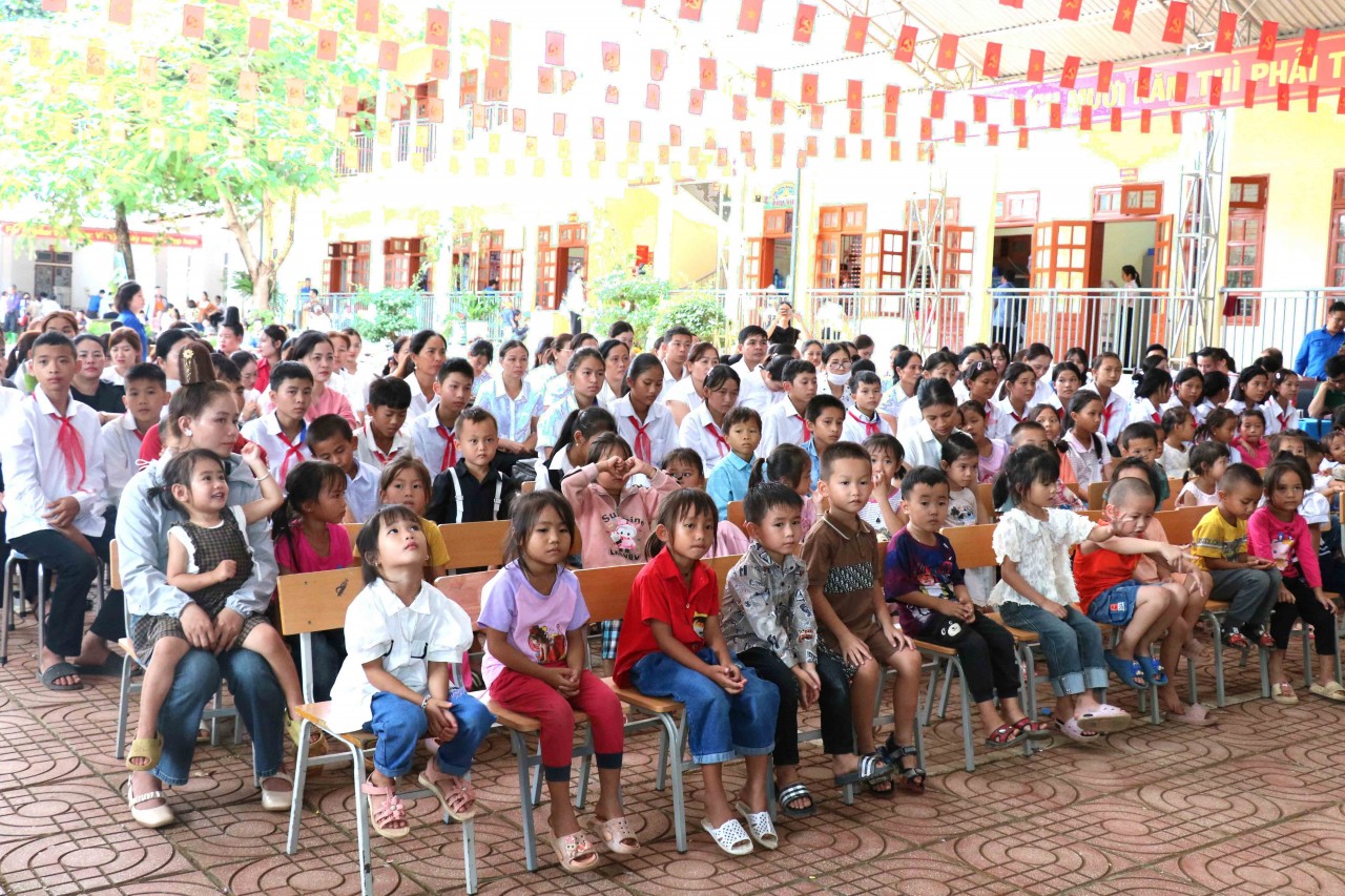 Khám bệnh, phát thuốc miễn phí và tặng quà cho trẻ em xã Huổi Một, tỉnh Sơn La