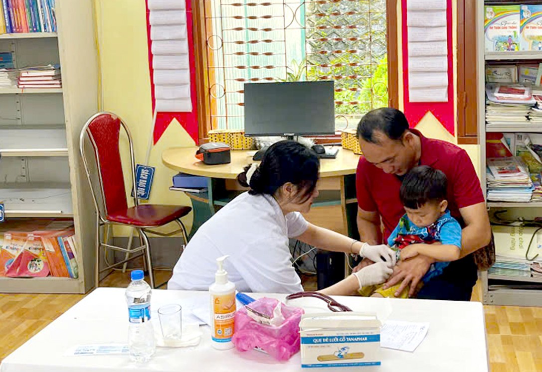 Khám bệnh, phát thuốc miễn phí và tặng quà cho trẻ em xã Huổi Một, tỉnh Sơn La