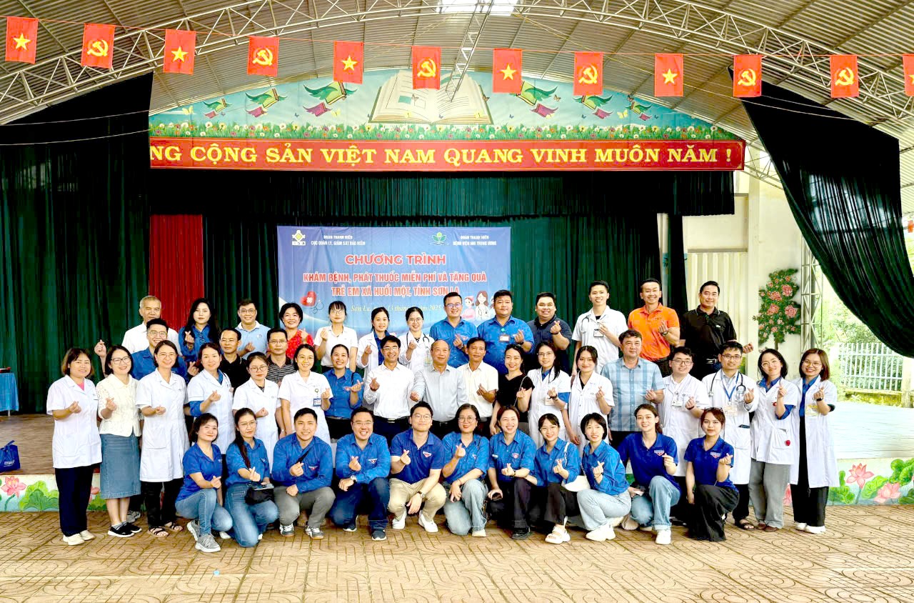 Khám bệnh, phát thuốc miễn phí và tặng quà cho trẻ em xã Huổi Một, tỉnh Sơn La