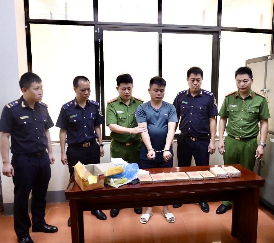 Hải quan Khu vực VI phối hợp bắt giữ vụ vận chuyên 10 bánh ma túy