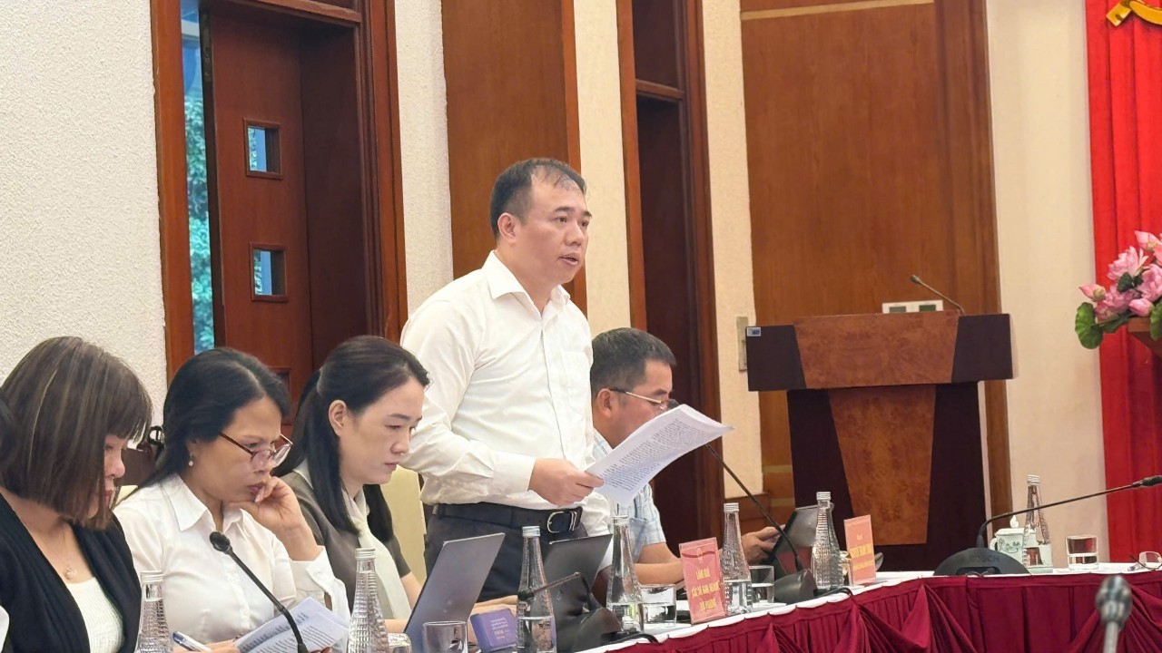 Ông Bùi Tuấn Anh - Phó Giám đốc Sở Nội vụ tỉnh Quảng Ninh – cung cấp thông tin về tình hình sau sáp nhập ở Quảng Ninh. Ảnh: T.D