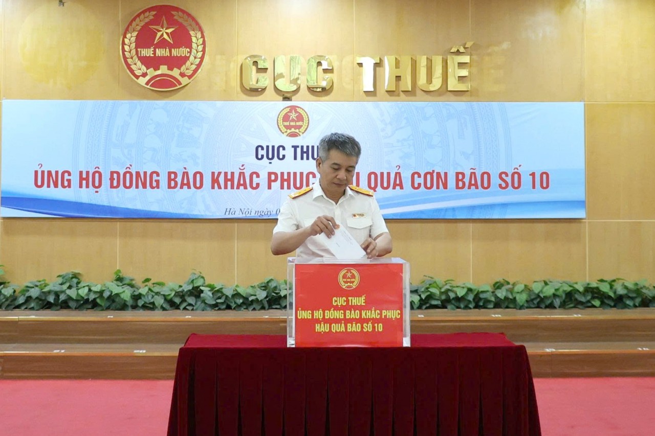 Cục Thuế quyên góp ủng hộ đồng bào khắc phục hậu quả cơn bão số 10 Cục Thuế quyên góp ủng hộ đồng bào khắc phục hậu quả cơn bão số 10