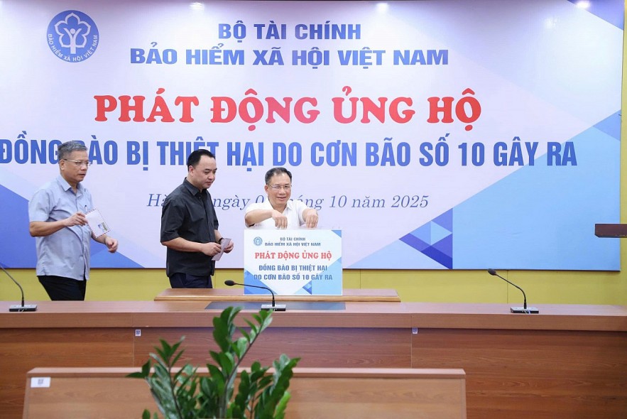 Bảo hiểm xã hội Việt Nam chung tay ủng hộ đồng bào bị thiệt hại do bão số 10
