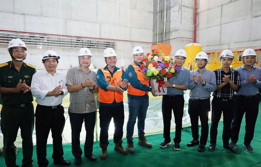 Hạ đặt thành công Rotor tổ máy số 2, dự án thủy điện Hòa Bình mở rộng