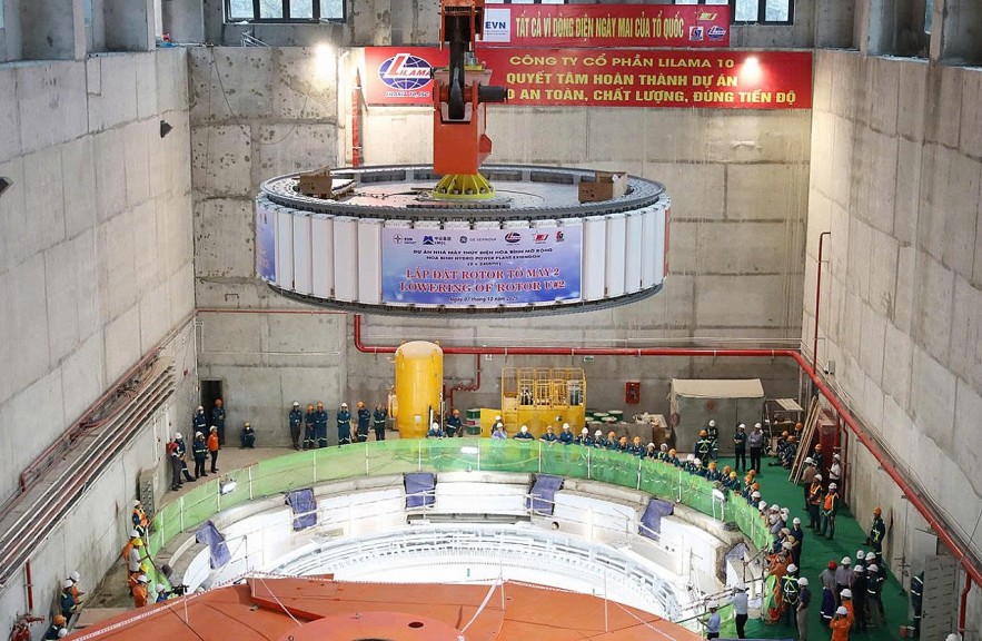 Hạ đặt thành công Rotor tổ máy số 2, dự án thủy điện Hòa Bình mở rộng