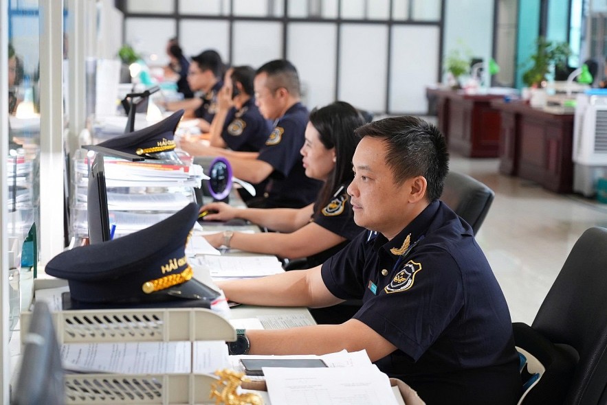 undefined Hải quan thông quan hàng hoá xuất nhập khẩu tăng 2 con số, thu ngân sách tăng gần 10%