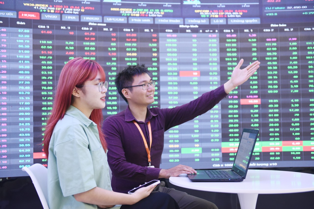 Nâng hạng – Tăng chất, vươn tầm cho Chứng khoán Việt Chứng khoán ngày 13/11: VN-Index giằng co, đà hồi phục chững lại