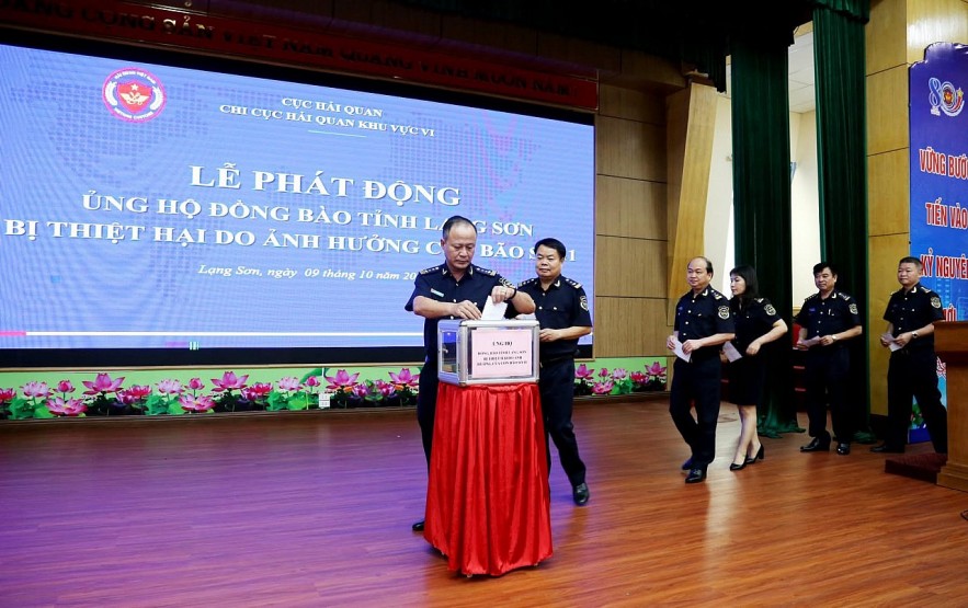 Hải quan khu vực VI quyên góp ủng hộ đồng bào tỉnh Lạng Sơn bị thiệt hại do cơn bão số 11