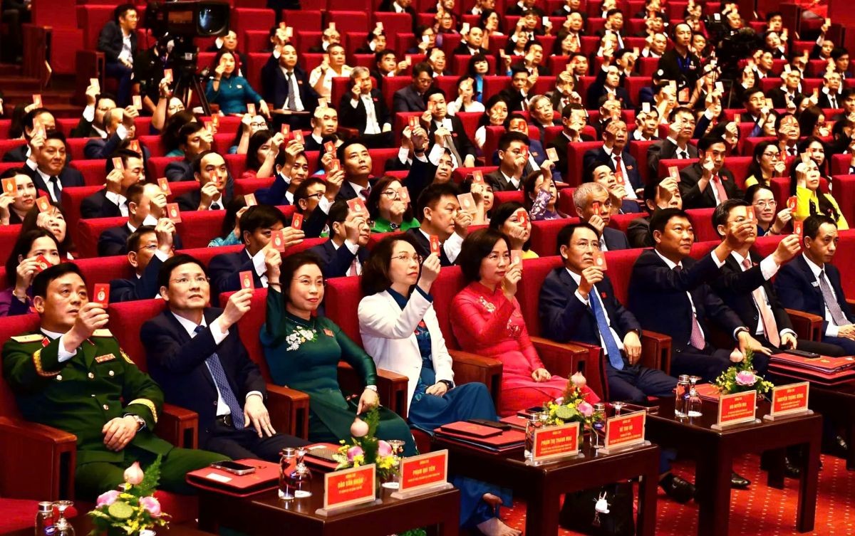 Thông qua Chương trình làm việc phiên chính thức và quy chế làm việc của Đại hội Thông qua Chương trình làm việc phiên chính thức và quy chế làm việc của Đại hội