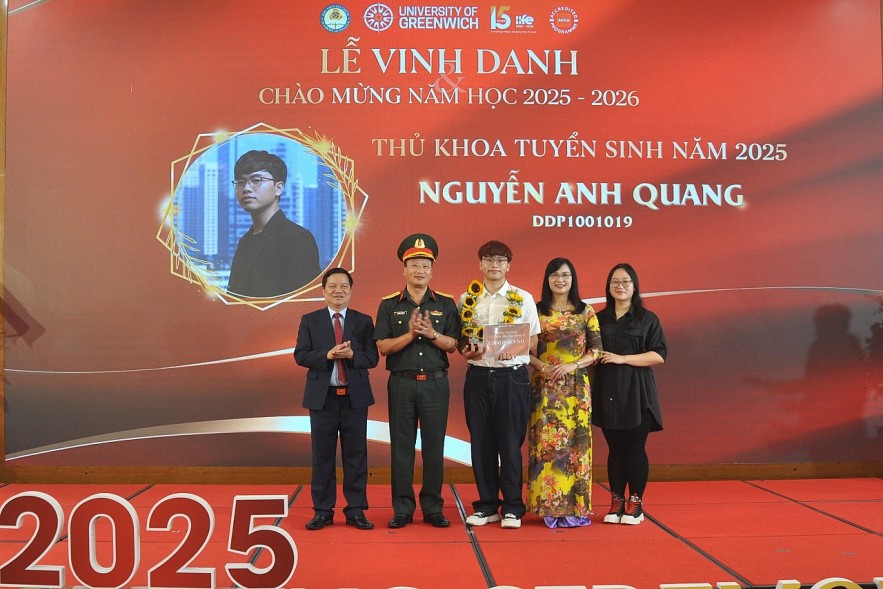 Viện Đào tạo quốc tế vinh danh tân sinh viên DDP và chào mừng năm học 2025 - 2026