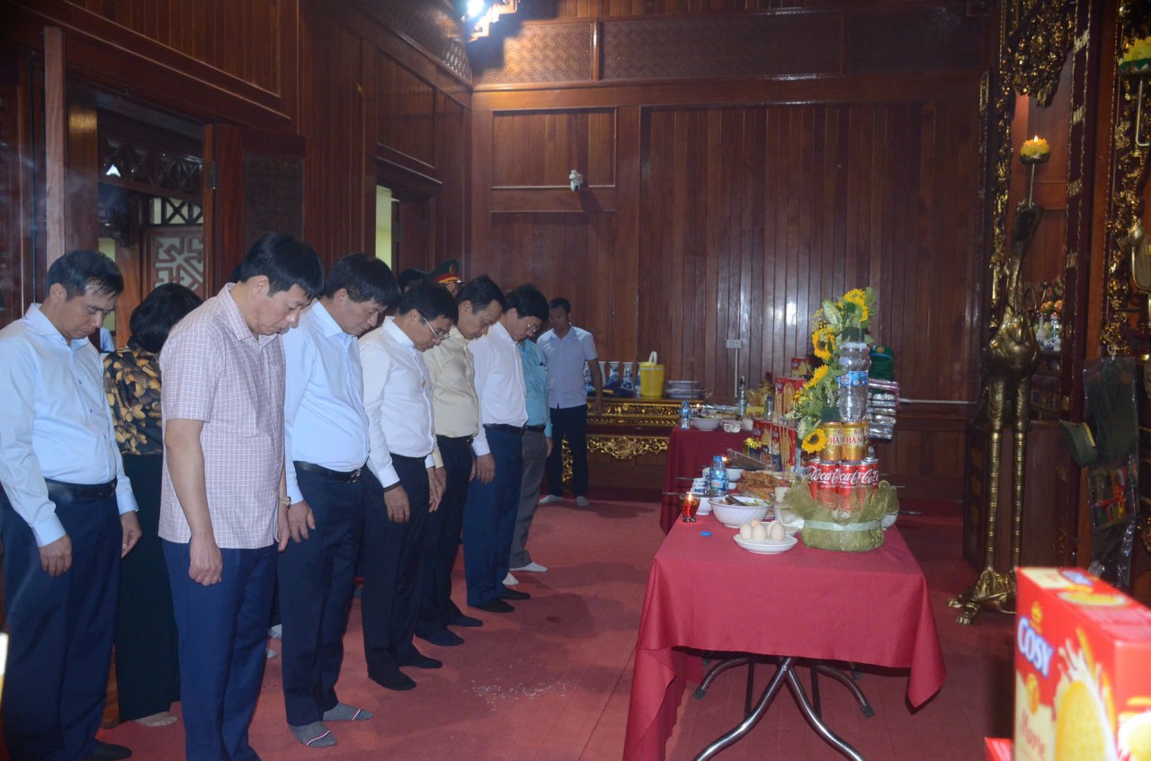 Bộ trưởng Nguyễn Văn Thắng dâng hương tưởng niệm các anh hùng liệt sĩ tại Điện Biên