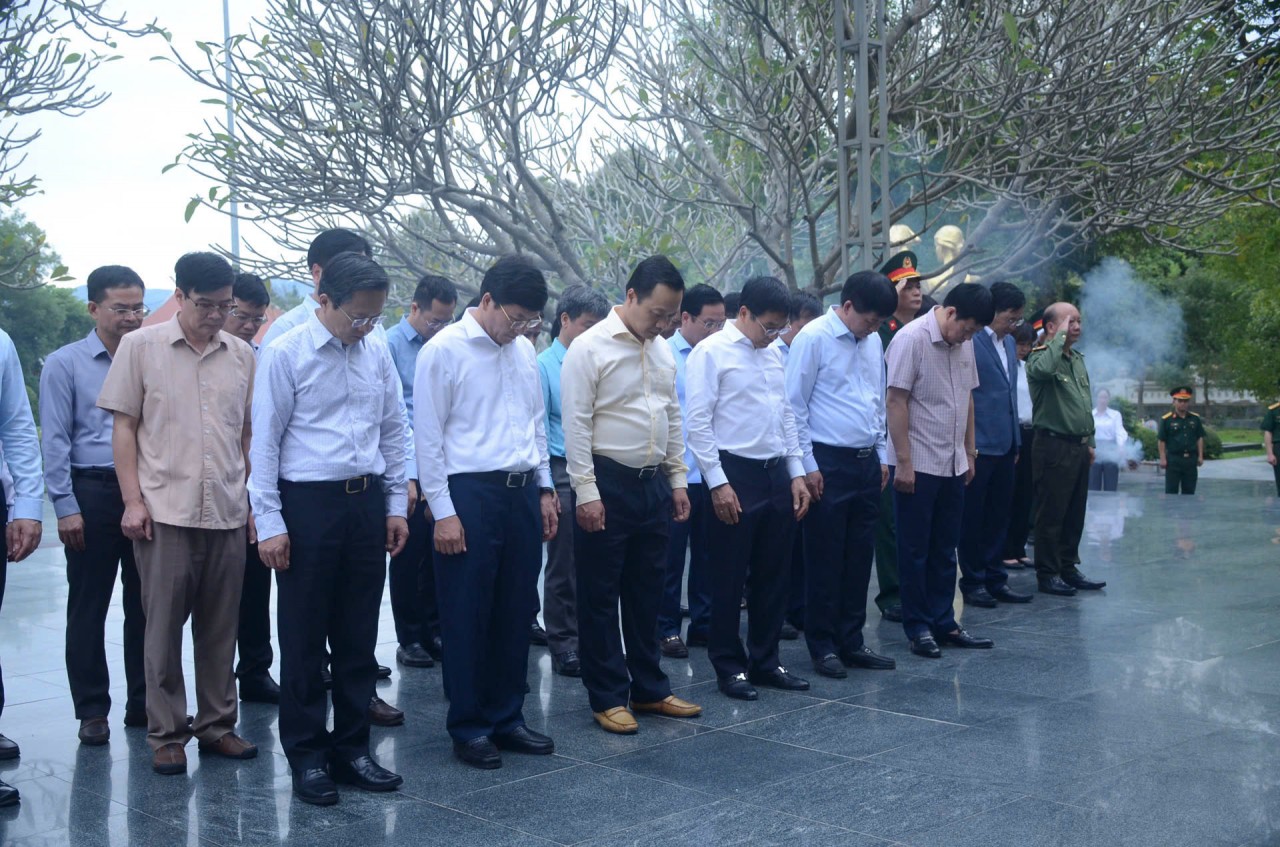 Bộ trưởng Nguyễn Văn Thắng dâng hương tưởng niệm các anh hùng liệt sĩ tại Điện Biên