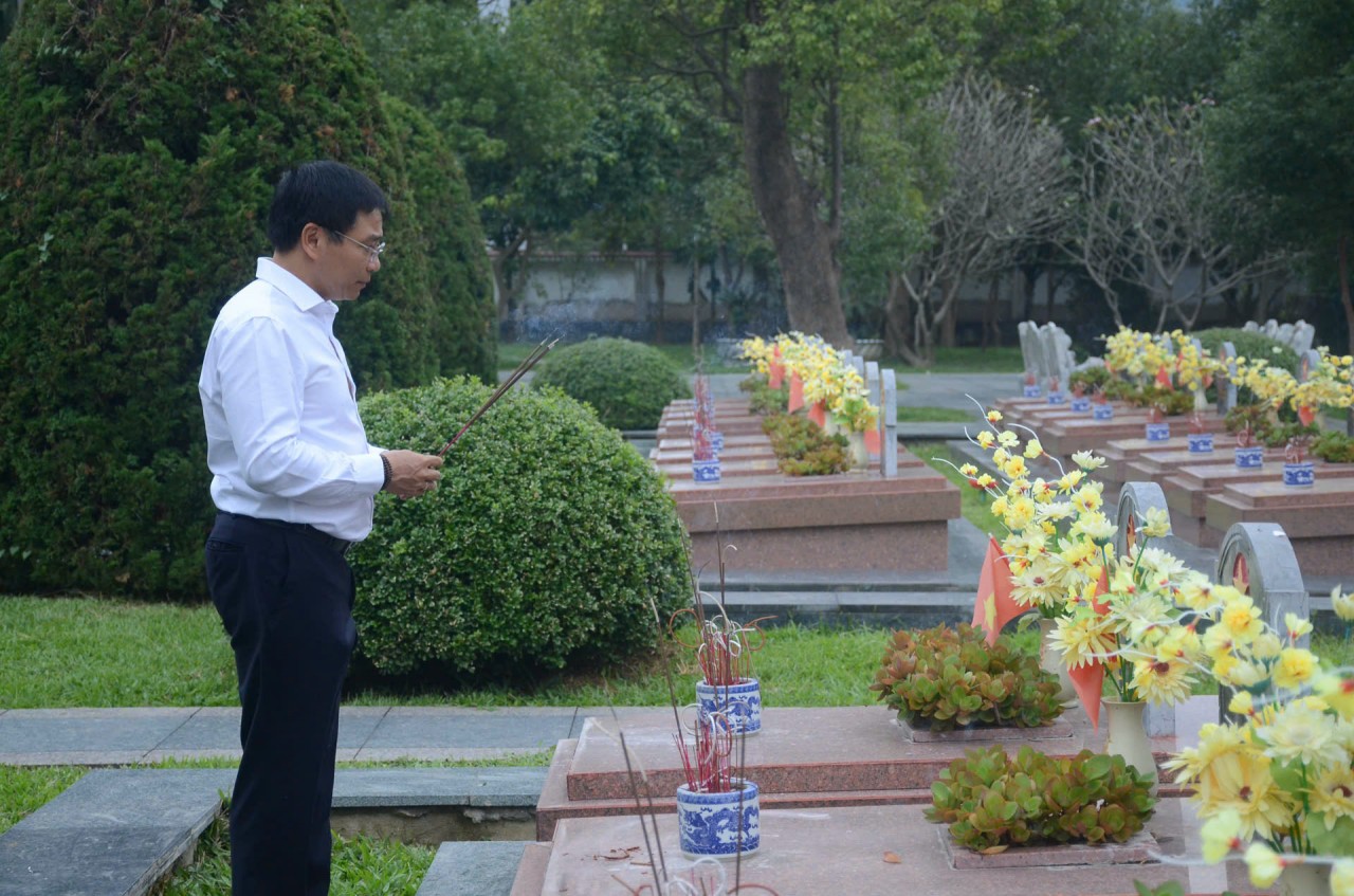 Bộ trưởng Nguyễn Văn Thắng dâng hương tưởng niệm các anh hùng liệt sĩ tại Điện Biên