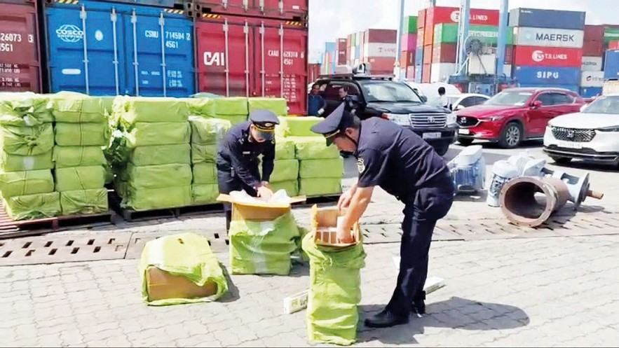 Hải quan chủ động đấu tranh chống buôn lậu thuốc lá từ sớm, từ xa Hải quan chủ động đấu tranh chống buôn lậu thuốc lá từ sớm, từ xa