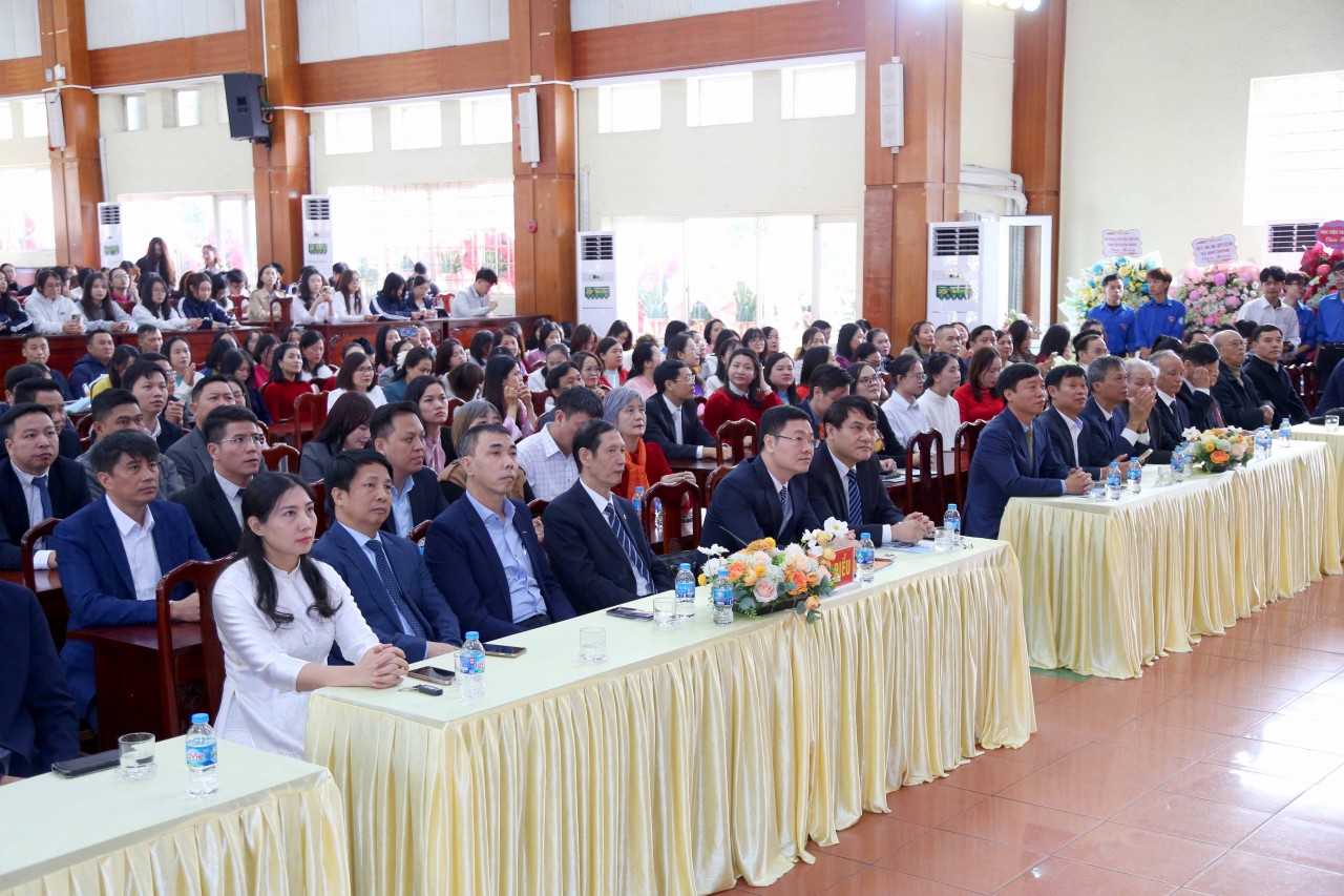 Trường Đại học Tài chính - Quản trị kinh doanh kỷ niệm 43 năm Ngày Nhà giáo Việt Nam