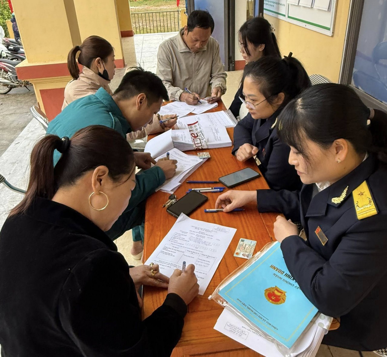 Thuế tỉnh Lào Cai lắng nghe, giải thích cặn kẽ để hộ kinh doanh hiểu và chuyển đổi sang kê khai