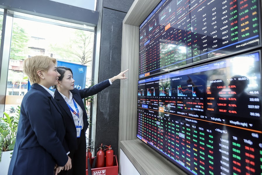 Chứng khoán ngày 24/11: Thanh khoản đi vắng, VN-Index tăng điểm nhờ những “ngôi sao” Chứng khoán ngày 24/11: Thanh khoản đi vắng, VN-Index tăng điểm nhờ những “ngôi sao”