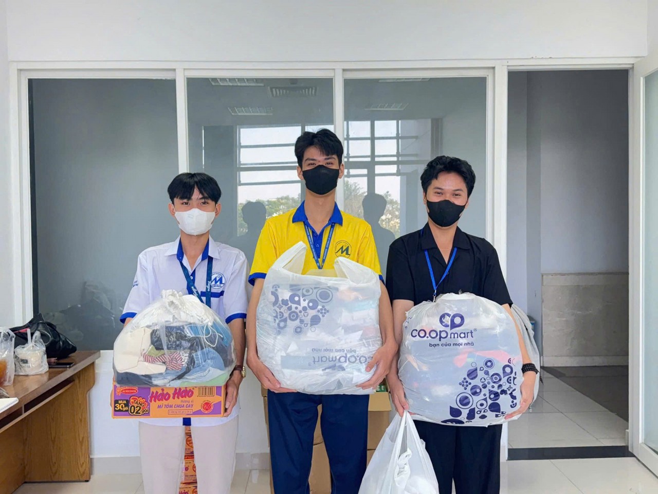 Trường Đại học Tài chính - Maketing giảm học phí, trao học bổng cho học sinh vùng lũ