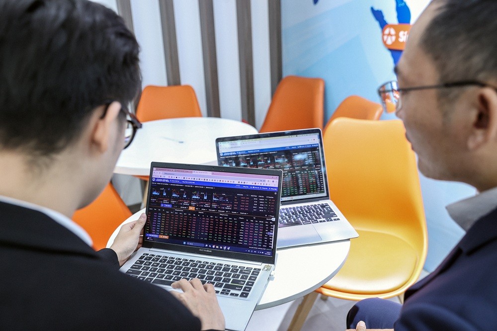 Chứng khoán ngày 25/11: Áp lực bán dồn về cuối phiên, VN-Index quay đầu điều chỉnh Chứng khoán ngày 25/11: Áp lực bán dồn về cuối phiên, VN-Index quay đầu điều chỉnh