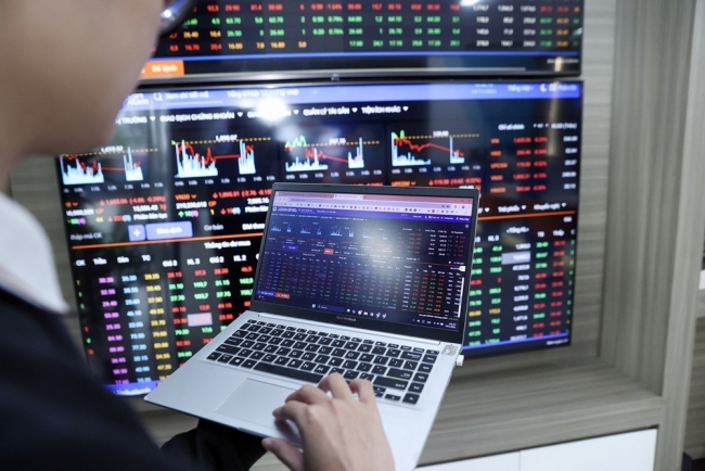 Chứng khoán ngày 26/11: Sắc xanh trở lại trên diện rộng, VN-Index vượt mốc 1.680 điểm