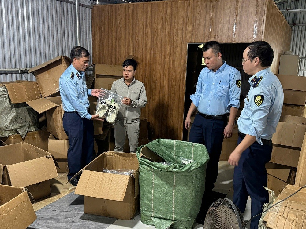 Lực lượng QLTT tỉnh Quảng Ninh khám kho hàng tại xã Quảng Tân, tỉnh Quảng Ninh Lực lượng QLTT tỉnh Quảng Ninh khám kho hàng tại xã Quảng Tân, tỉnh Quảng Ninh