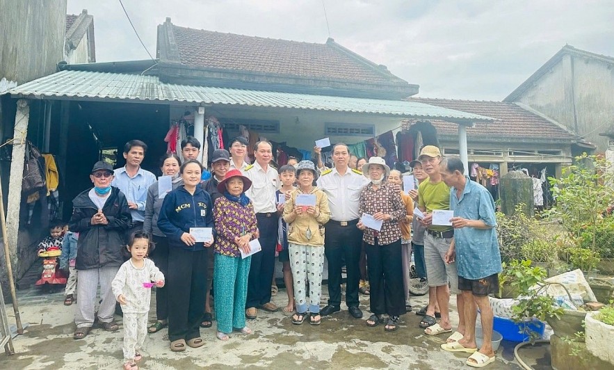 Thuế TP. Hải Phòng thăm hỏi, chia sẻ khó khăn cùng các đồng nghiệp và nhân dân vùng lũ