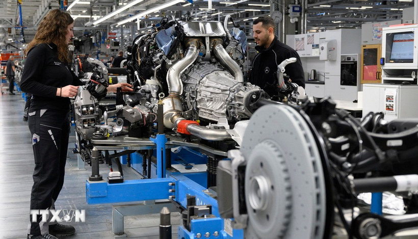 Nền kinh tế đầu tàu Eurozone đang trong khủng hoảng sâu Công nhân làm việc tại một nhà máy sản xuất ôtô ở Sindelfingen, Đức. (Nguồn: AFP/TTXVN)