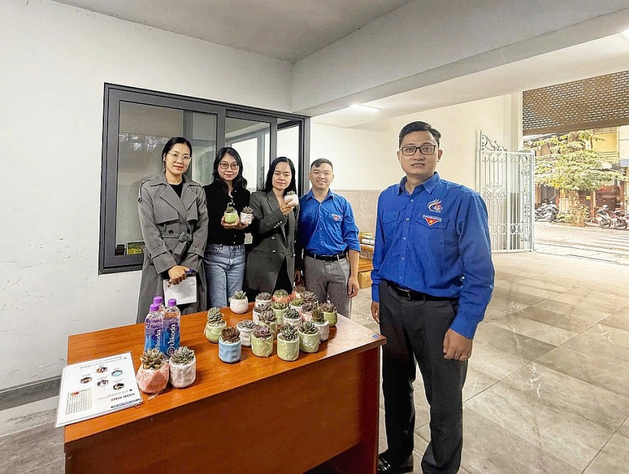 Chi đoàn Báo Tài chính - Đầu tư tích cực tham gia đổi pin cũ lấy cây xanh, giảm rác thải độc hại