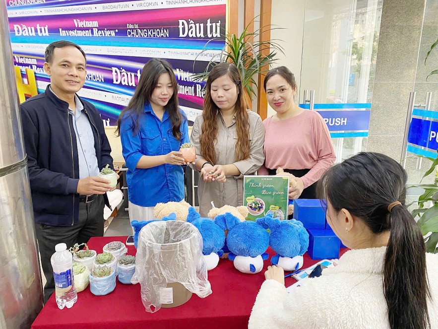 Chi đoàn Báo Tài chính - Đầu tư tích cực tham gia đổi pin cũ lấy cây xanh, giảm rác thải độc hại